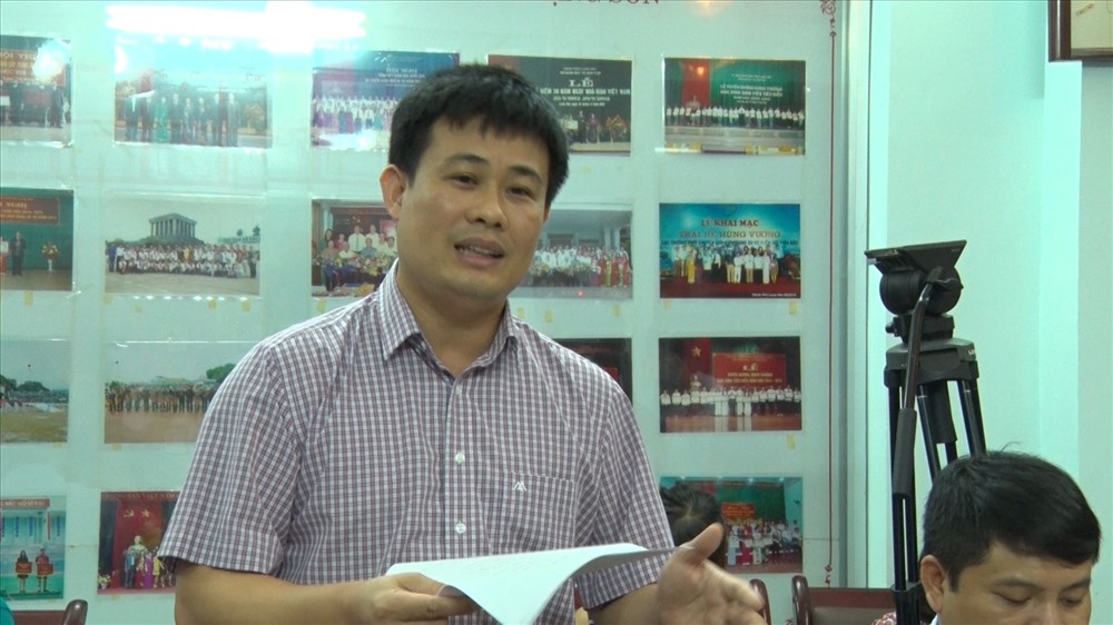 Ông Sái Công Hồng, Phó Cục trưởng Cục Kiểm định chất lượng giáo dục (Bộ GD&ĐT) công bố kết quả sau khi chấm thẩm định. Ảnh: Nguyễn Hà