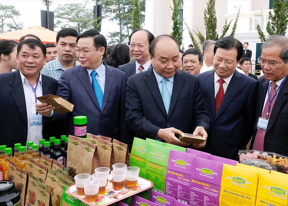 Thủ tướng Nguyễn Xuân Phúc, các Phó Thủ tướng Vương Đình Huệ, Trịnh Đình Dũng thăm gian trưng bày một số sản phẩm nông sản chế biến tiêu biểu.