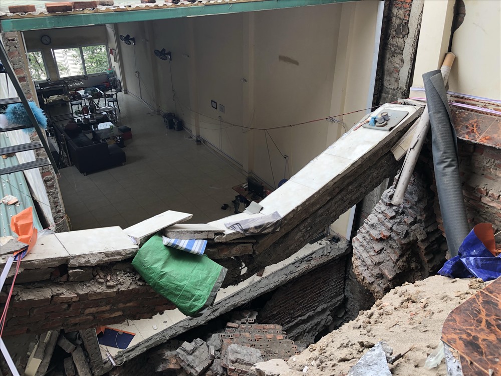 6 căn nhà kiên cố của phường Đồng Tiến đã bị sụt xuống sông Đà