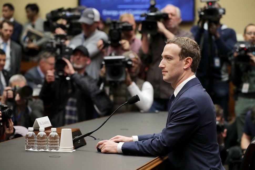 Năm 2016, giới truyền thông đưa tin Facebook đã để Cambridge Analytica tiếp cận trái phép dữ liệu của 50 triệu người dùng Mỹ trong chiến dịch bầu cử tổng thống. Sự việc này khiến Facebook chịu ảnh hưởng nghiêm trọng, mạng xã hội lớn nhất thế giới đối mặt với sự dò xét và ngờ vực từ các nhà làm luật cũng như công chúng thế giới. 