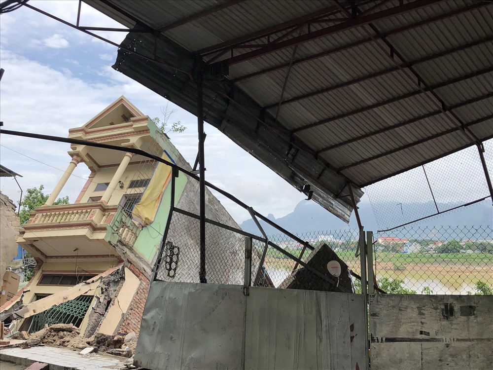 Một căn nhà tại tổ 26, phường Đồng Tiến, TP Hoà Bình đã bị nghiêng một nửa xuống sông Đà từ đêm ngày 30.7 Ảnh: Trung Nguyễn