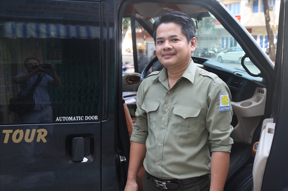 Tài xế Trần Minh Thành chạy xe dịch vụ, cưới hỏi gần 20 năm nên có kinh nghiệm khi gặp sự cố.