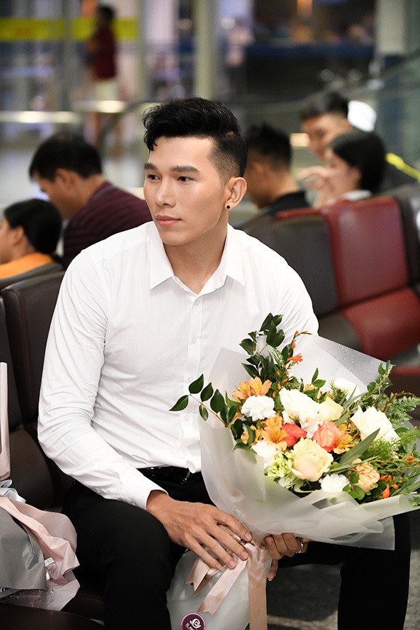 Không quản ngại trời Hà Nội đêm qua mưa lớn, nam vương Ngọc Tình ngồi xế sang tới sân bay từ rất sớm với bó hoa đẹp trên tay chờ người đẹp. 