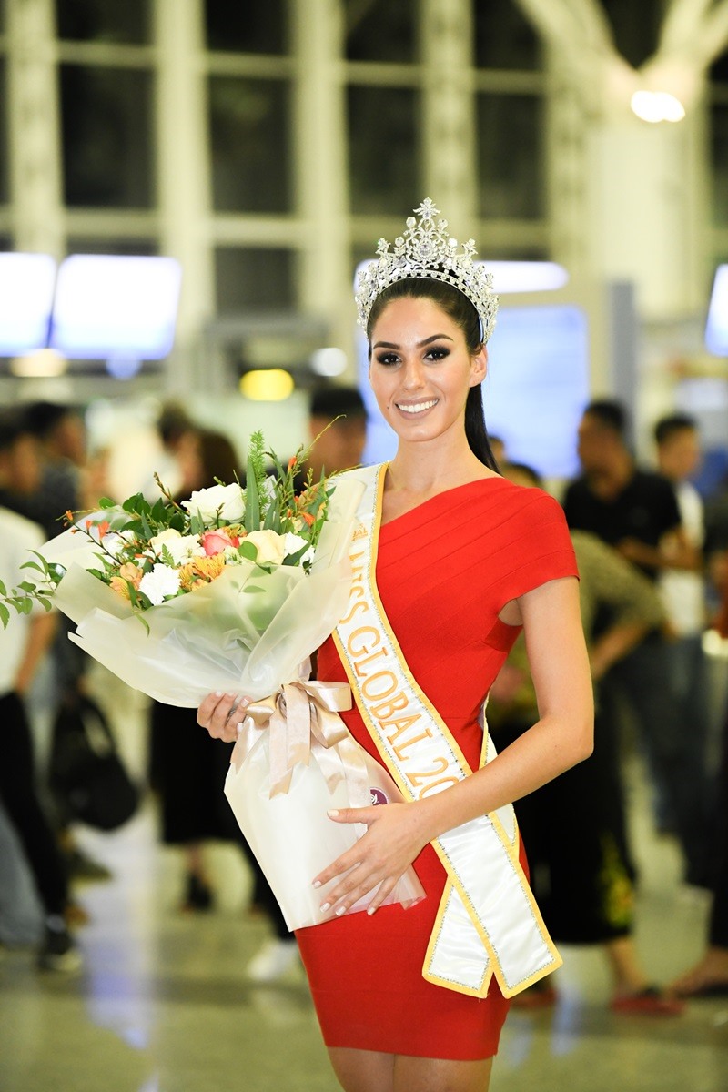 Đêm qua, Hoa hậu Quốc tế 2017, BarbaraVitorelli, Miss Global 2017 đã đáp chuyến bay tới Hà Nội.