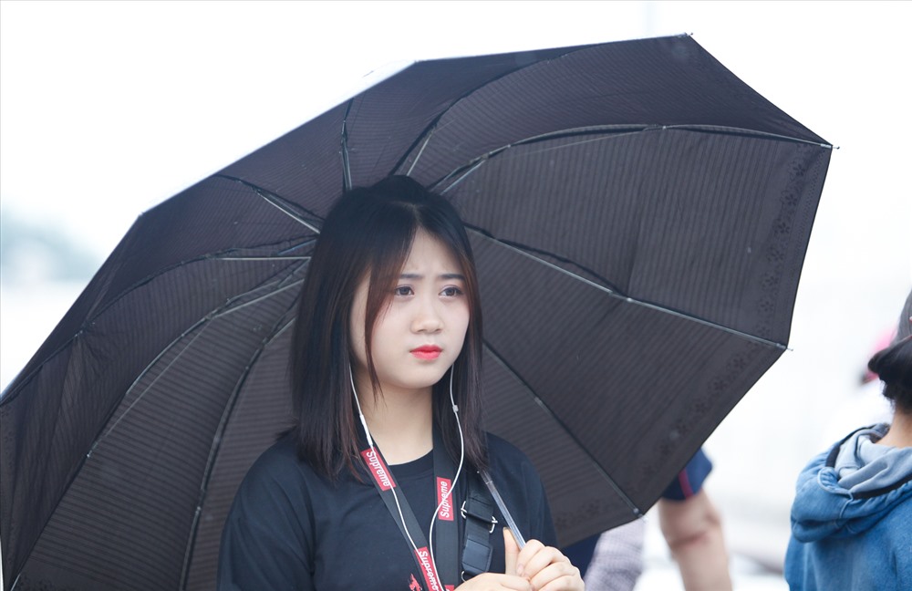 “Em gái mưa” của Xuân Trường sẽ theo dõi các trận đấu của U23 Việt Nam cùng gia đình tại SVĐ Mỹ Đình. 