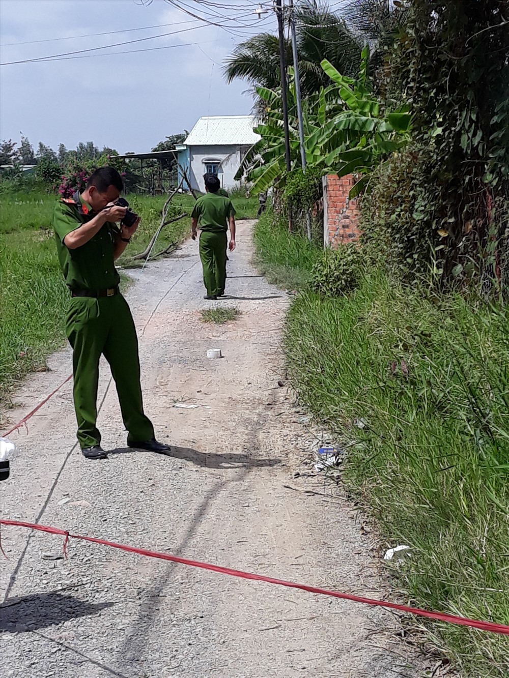 Lực lượng cảnh sát hình sự công an tỉnh đang điều tra hiện trường vụ án, nơi anh Sơn bị cướp giết.