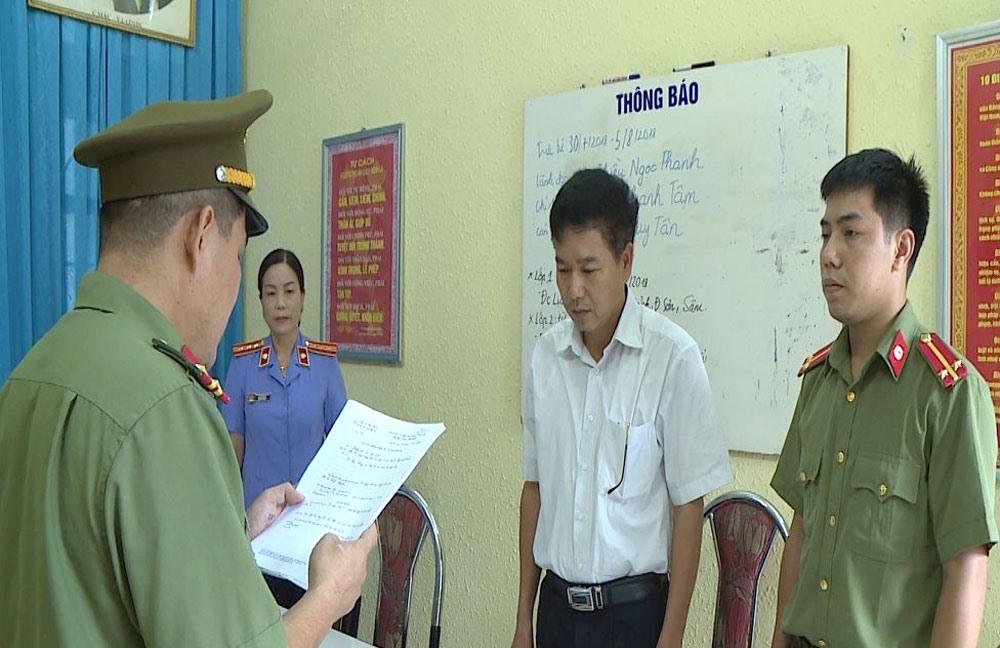 Công an đọc lệnh bắt tạm giam các đối tượng liên quan vụ gian lận điểm thi ở Sơn La.