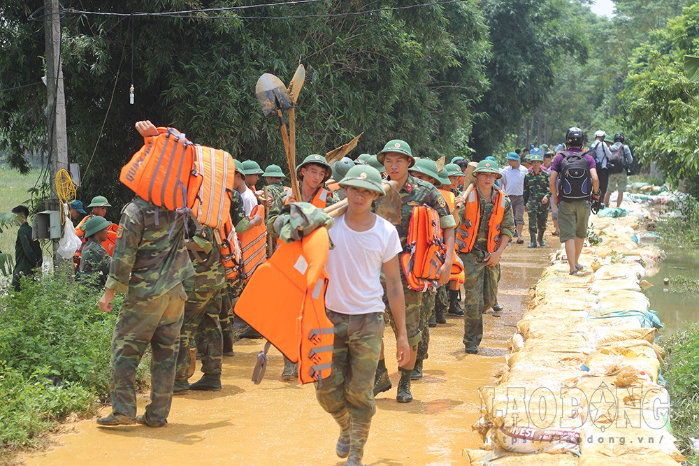 Sự việc nước tràn bờ đê khiến nhiều hộ dân hoang mang, lo lắng. Ngay sau đó, lực lượng chức năng đã được huy động kịp thời đắp đê, chống tràn ra các cùng xung quanh.