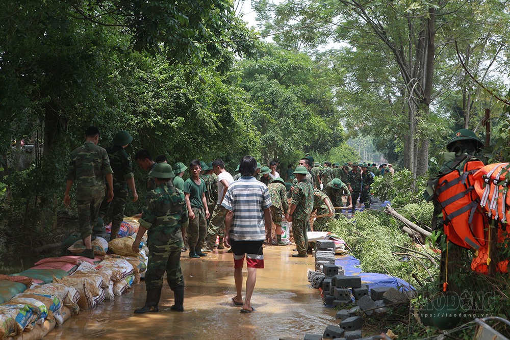 Ông Nguyễn Văn Mờ - người dân thôn Cố Thổ, xã Hòa Sơn (Lương Sơn, Hòa Bình) cho biết, do nước mưa lớn đê Cố Thổ hay còn gọi là đê Dớn bị tràn 3 ngày nay, đặc biệt, nước đổ về mạnh nhất từ rạng sáng ngày 30.7, khiến xói lở mặt đê. Chính quyền địa phương đang cố gắng đắp đê gần 1km, ngăn cho nước không đổ xuống phía dưới ảnh hưởng đến đời sống nhân dân của hai xã Hòa Sơn và xã Đông Yên (Quốc Oai, Hà Nội).