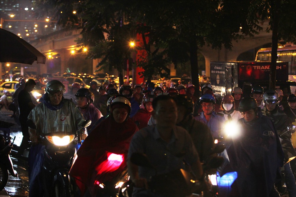 Cơn mưa rào ập xuống vào chiều tối và kéo dài đã khiến nhiều tuyến đường ở Hà Nội rơi vào cảnh ngập lụt.