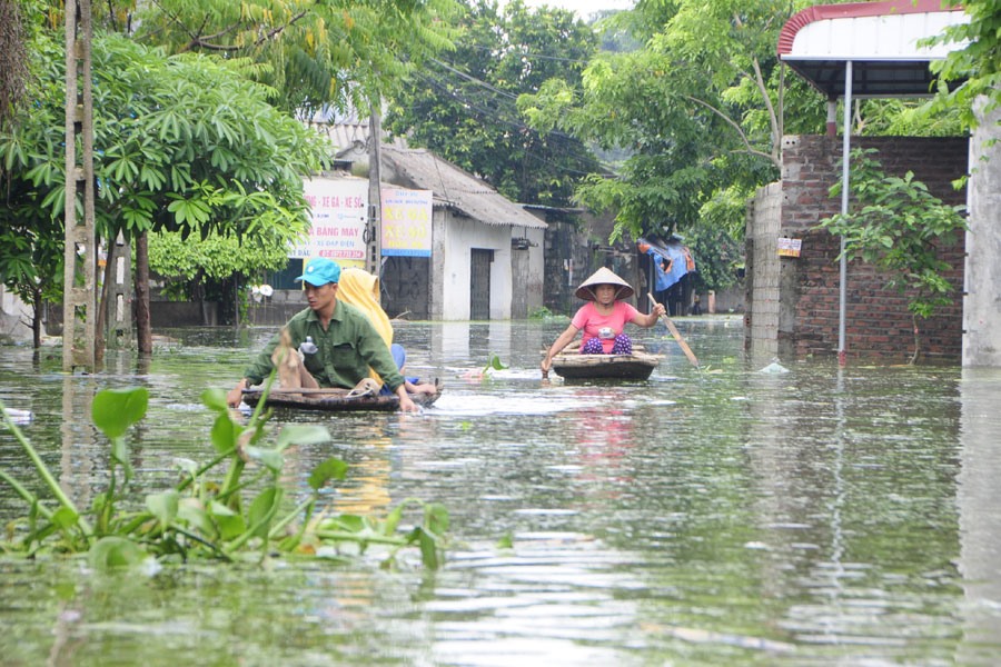 Nước ngập tràn khiến cuộc sống của người dân tại xã Nam Phương Tiến (huyện Chương Mỹ) gặp nhiều khó khăn.
