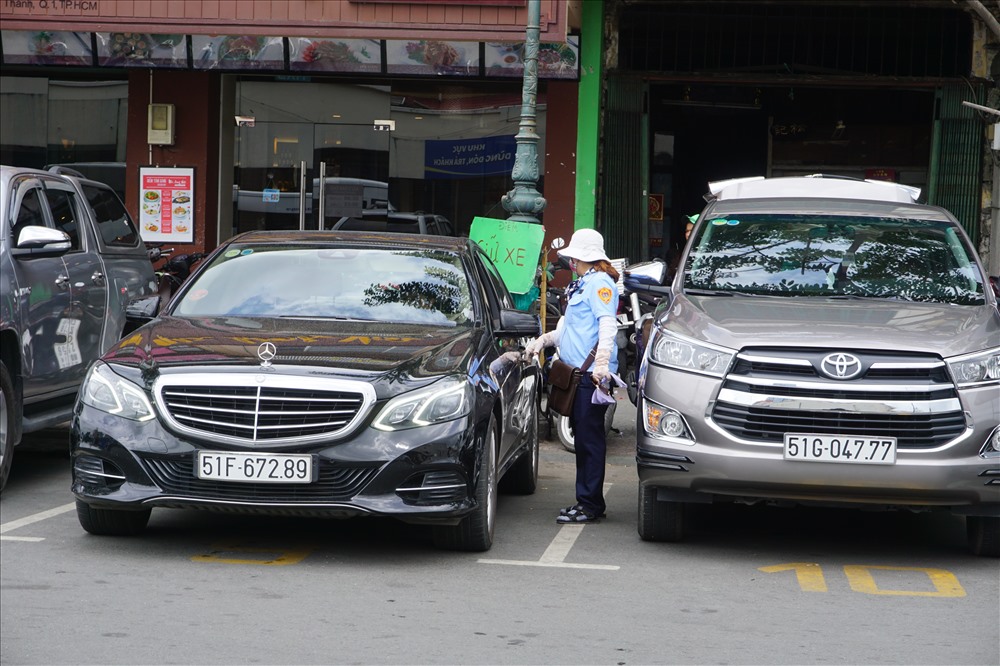 Đỗ xe ô tô trên đường Phan Chu Chinh (Q.1) - Ảnh: M.Q