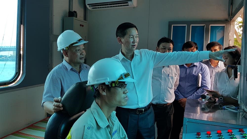 Phó Chủ tịch UBND Trần Vĩnh Tuyến (thứ 3 từ trái sang) trong một lần đến thị sát công trình chống ngập cho đường Nguyễn Hữu Cảnh bằng bơm thông minh của Cty Quang Trung. Ảnh: T.S