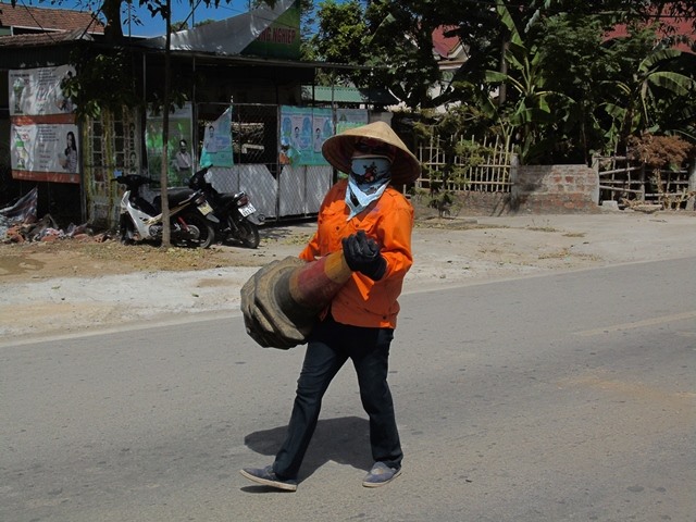 10h trưa, dù nhiệt độ ngoài trời lên tới gần 40 độ C, nhưng nhiều công nhân vẫn đang cố gắng làm việc. Ảnh:HQ