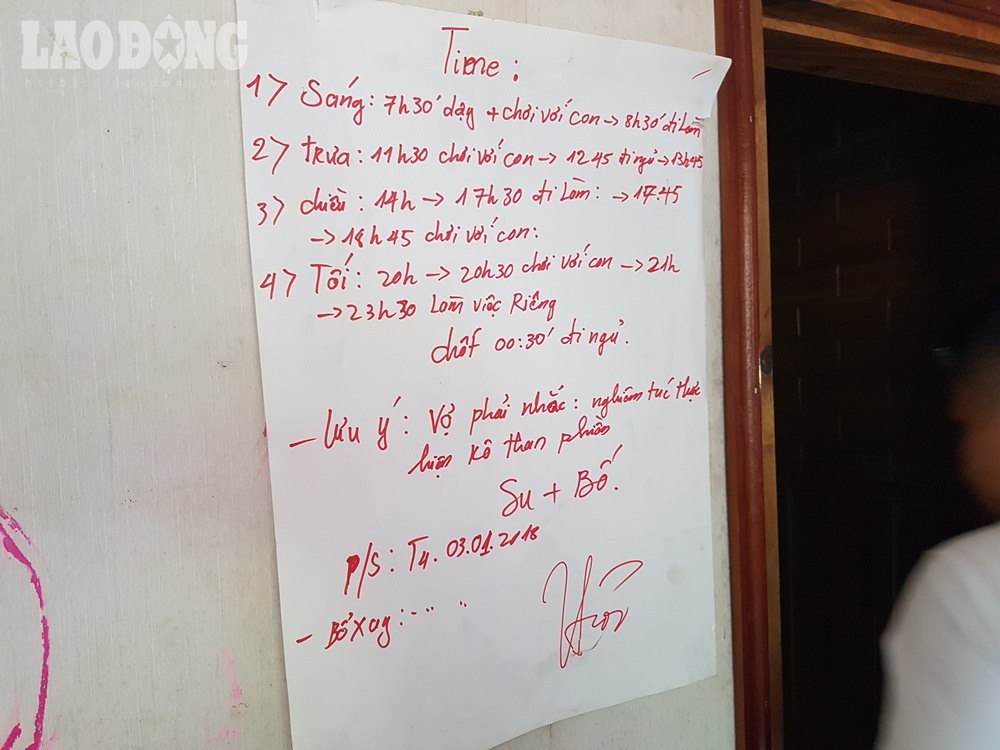 Điều đáng chú ý, trong căn nhà của Thuận có một bảng thời khóa biểu, trong đó 