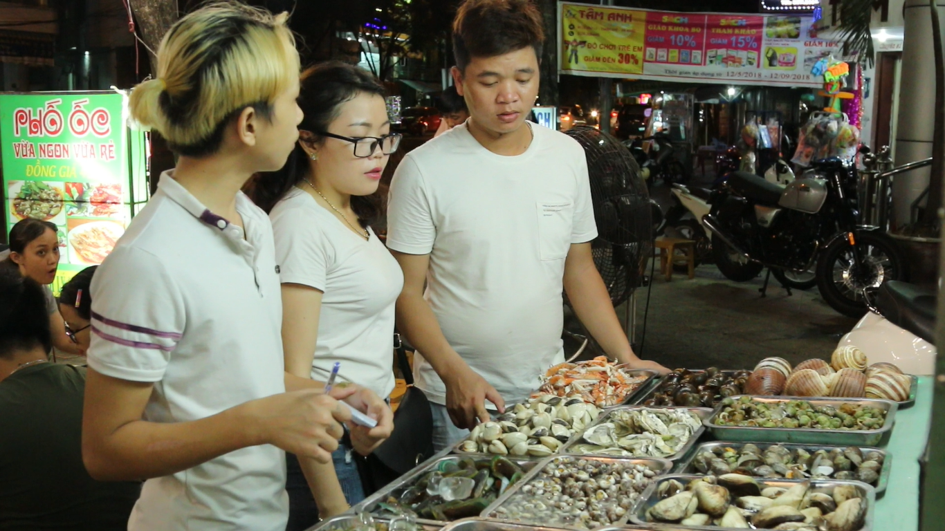 Anh Nguyễn Duy, du khách đến từ Quảng Nam, vui vẻ chia sẻ, mình cảm thấy quán ở đây chế biến rất nhiều món ốc rất ngon. Bản thân tôi ngoài việc lựa chọn ốc làm món ăn chính thì vẫn có thể lựa chọn thêm những món hải sản khác để mời bạn bè. Đây là quán ốc mà tôi thường dừng chân khi đến Đà Nẵng bởi giá thành rất phải chăng nhưng chất lượng lại cực kỳ đảm bảo.