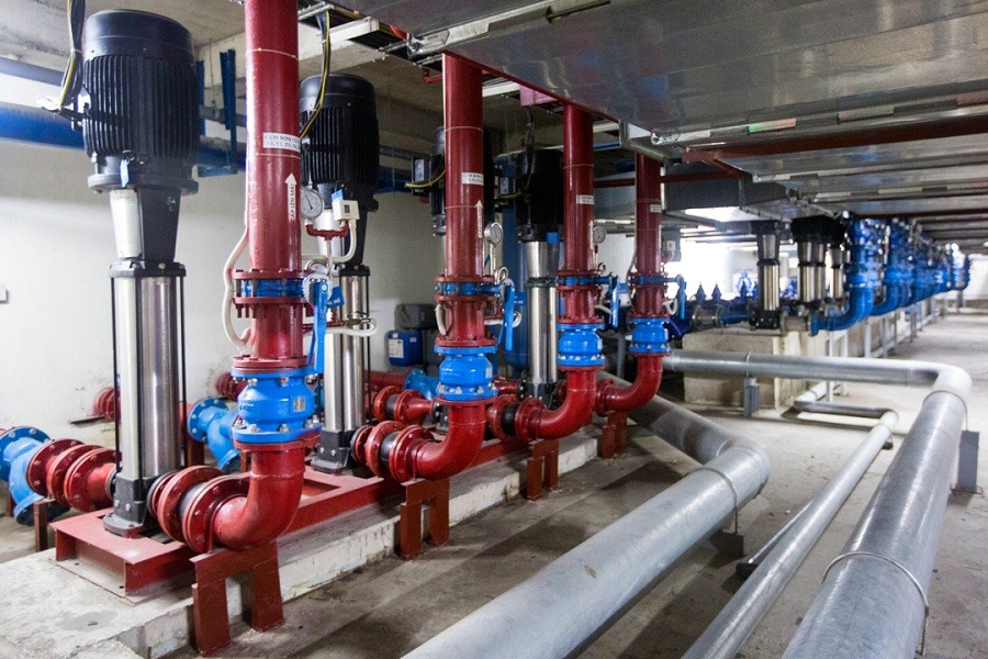 Hệ thống máy bơm vận hành hệ thống PCCC (màu đỏ) tự động đẩy nước từ bể ngầm lên các téc nước đặt trên nóc các tòa nhà