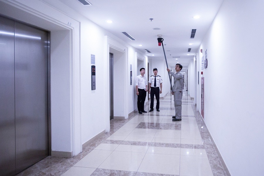 Các bộ phận phối hợp sử dụng thiết bị chuyên dụng kiểm tra định kỳ hệ thống PCCC tại hành lang trong các tòa nhà
