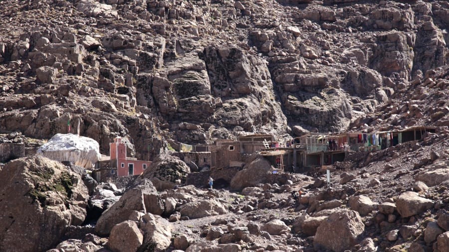 Khu định cư Sidi Chamharouch dưới chân núi Toubkal ở Morocco. (Ảnh: Shutterstock)