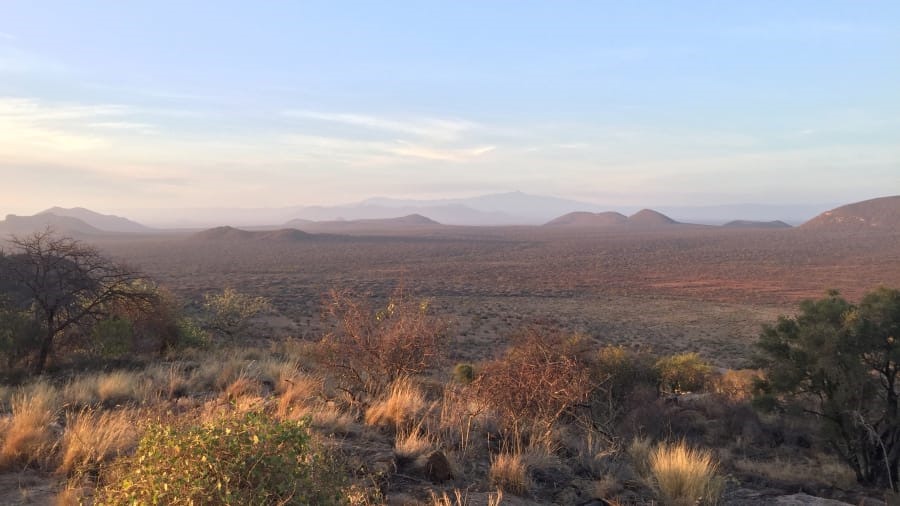 Khu Saruni Samburu Safari với 6 biệt thự, nằm trên đỉnh của một mỏm đá, nhìn ra núi Kenya và khu bảo tồn Kalama ở Kenya. (Ảnh: CNN)