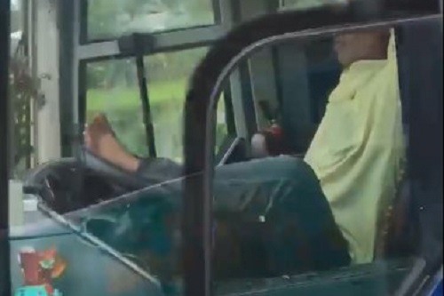 Hình ảnh cắt từ clip cho thấy tài xế Nguyễn Trung Hiếu dùng chân lái xe