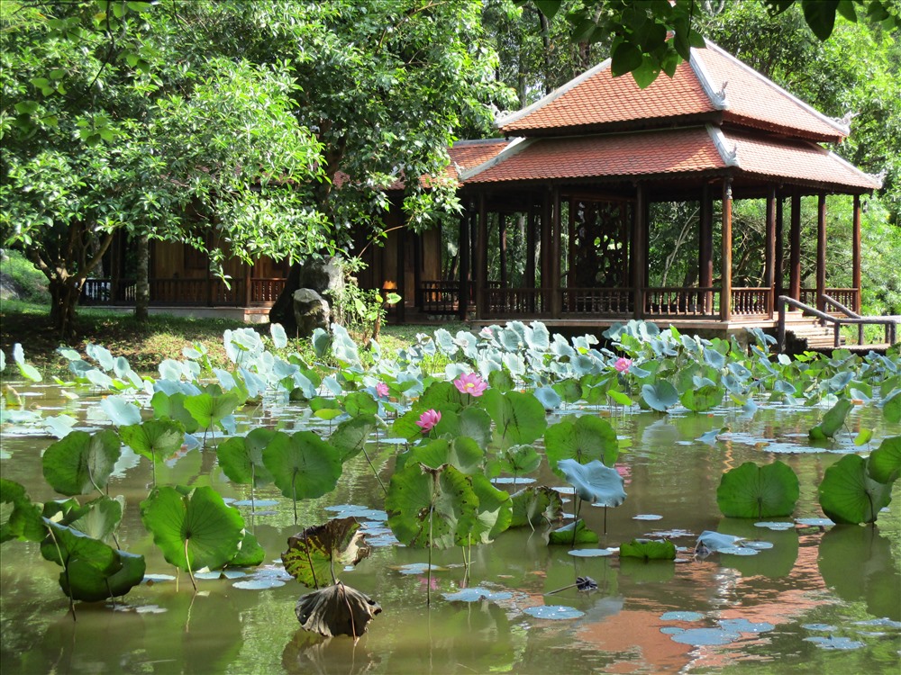 Trên tấm văn bia tại chùa nay còn ghi rõ: “Từ là đức lớn của Phật, nếu không Từ thì lấy gì tiếp độ tứ sanh cứu giúp vạn loại; Hiếu là đầu hạnh của Phật, nếu không Hiếu thì lấy gì để đạt thông cõi nhiệm bao phủ đất trời”. Có nghĩa Từ là để dạy thiên hạ cái đạo làm cha và Hiếu để dạy thiên hạ cái đạo làm con. Ngôi chùa từ đó đã đi sâu vào lòng người không phải bằng bề dày lịch sử hay công trình tráng lệ mà nhẹ nhàng với trường ca hiếu nghĩa và độ sinh.