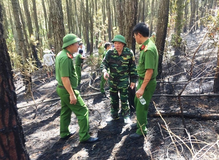 Ông Đinh Văn Tiên (ảnh giữa) Chủ tịch UBND huyện Nho Quan trực tiếp tới hiện trường để chỉ đạo công tác chữa cháy. Ảnh: NT