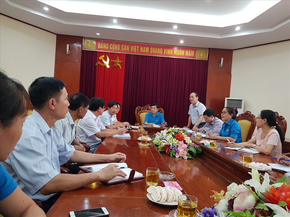 Chủ tịch LĐLĐ tỉnh Nghệ An Nguyễn Tử Phương báo cáo tình hình công tác thời gian vừa qua. Ảnh: PV