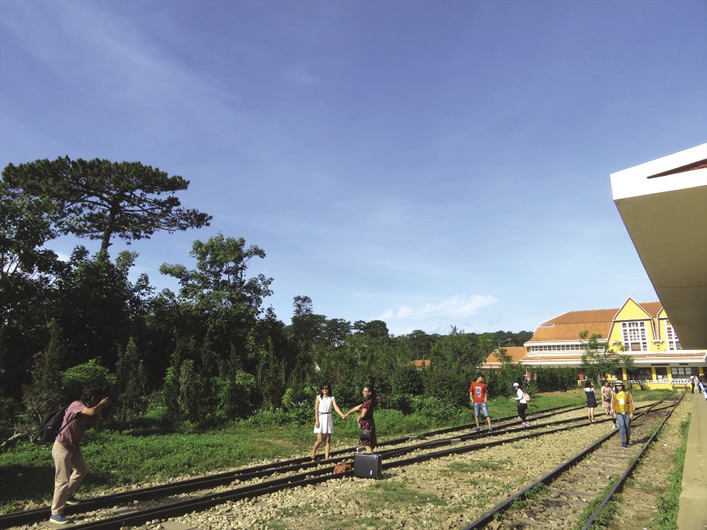 Tạo dáng ở Ga Đà Lạt. Ga Đà Lạt được xem là nhà ga lâu đời nhất ở Việt Nam và Đông Dương được người Pháp xây dựng từ năm 1932, đến 1938 thì hoàn thành, là nhà ga đầu mối trên tuyến Đường sắt Phan Rang - Đà Lạt dài 84 km. Nhà ga có phong cách kiến trúc độc đáo, có ba mái hình chóp, là cách điệu ba đỉnh núi Langbiang hoặc nhà rông Tây Nguyên. Nhà ga đã được công nhận là di tích lịch sử văn hóa quốc gia.. Tuyến đường sắt duy nhất hiện nay nhà ga còn phục vụ là tuyến Thành phố Đà Lạt – Trại Mát dài 7 km đưa du khách đến với Trại Mát và chùa Linh Phước.
