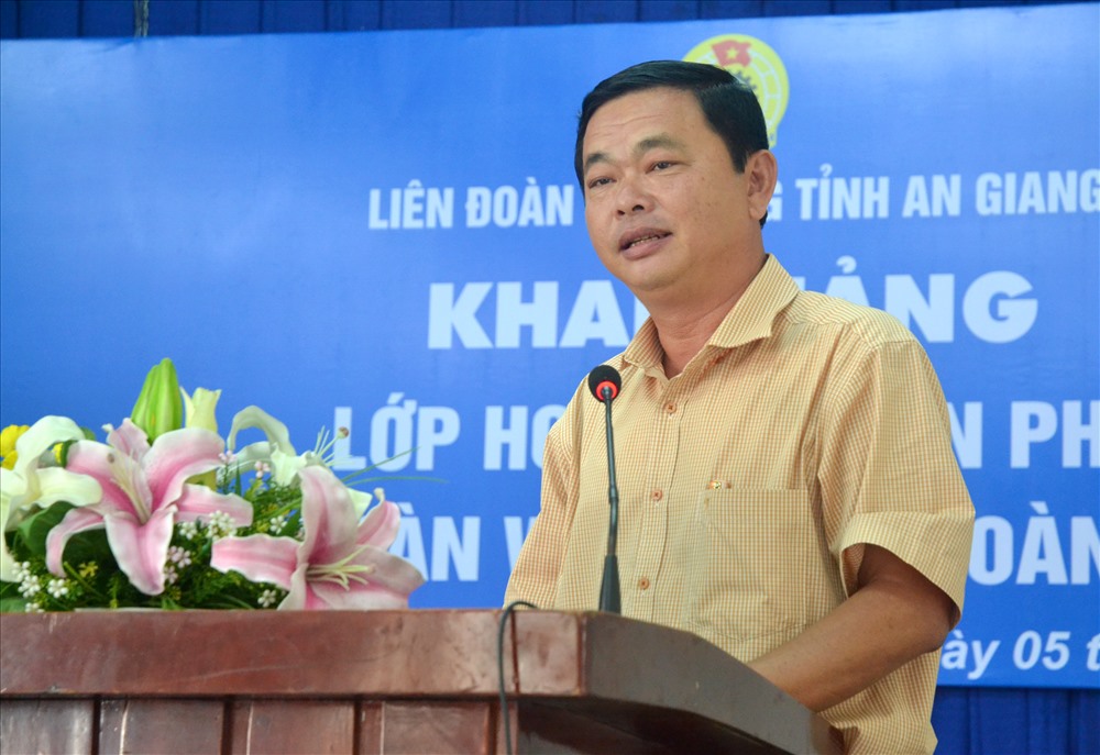 Ông Nguyễn Văn Nhiên - Phó Chủ tịch LĐLĐ An Giang phát biểu tại Lễ khai giảng lớp học. (Ảnh: Lục Tùng)