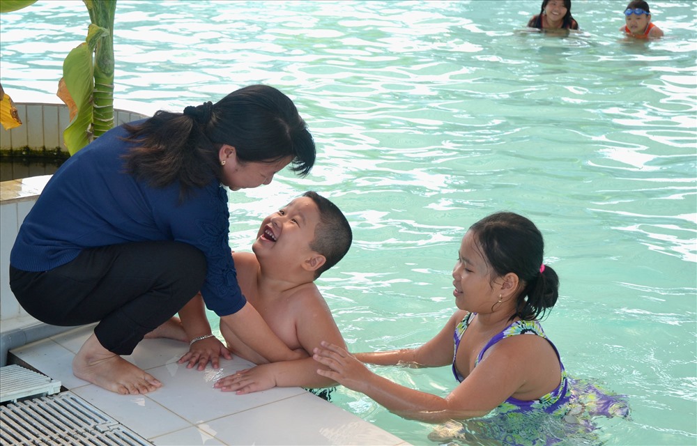 Học viên tỏ ra thích thú với lớp học dưới nước. (Ảnh: Lục Tùng)