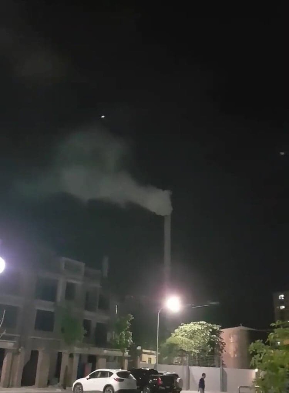 Những cột khói đen được nhà máy vô tư xả ra những lúc buổi tối.