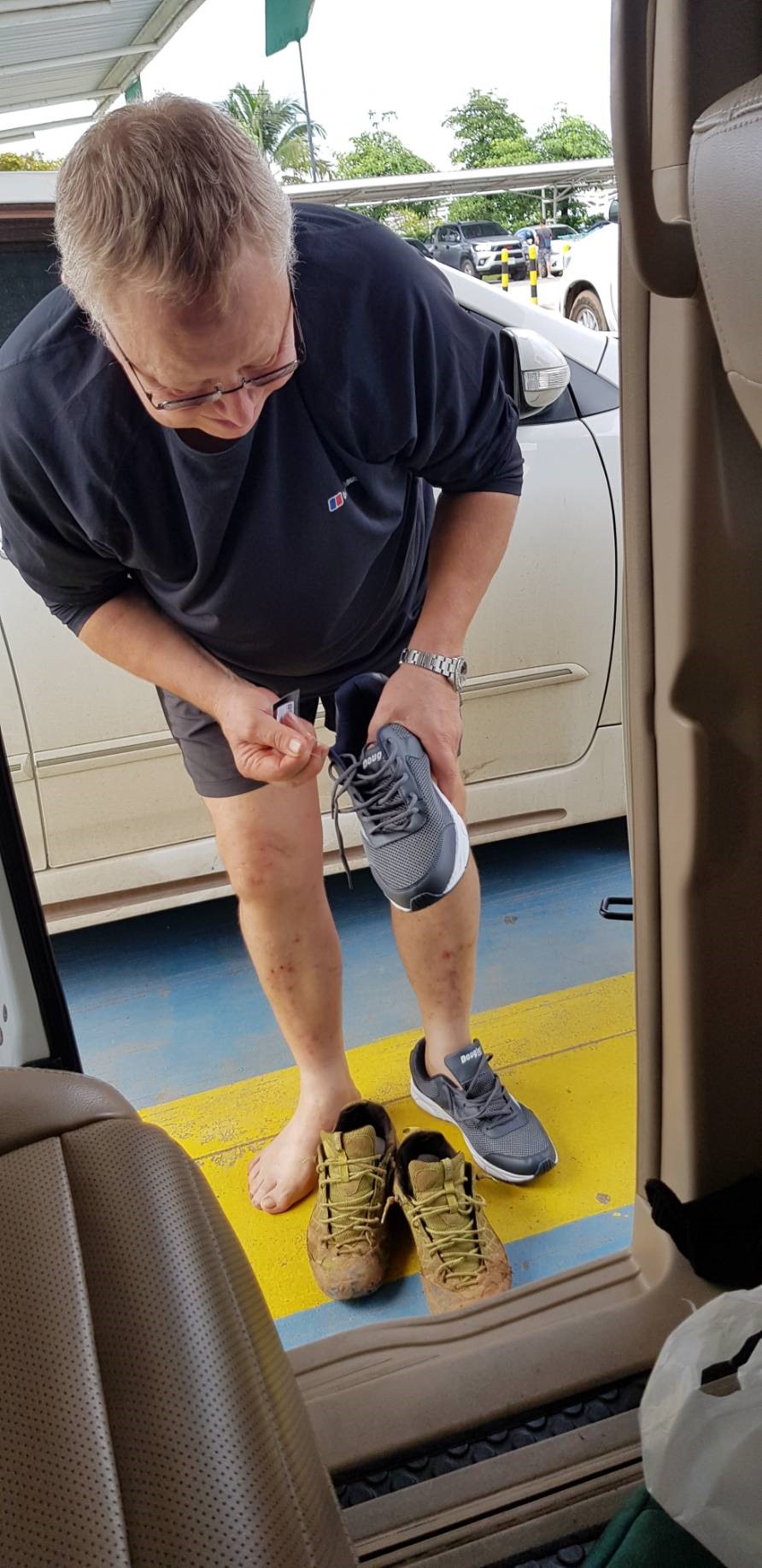 Giới chức Thái Lan tặng ông Harper đôi giày mới, thay đôi cũ đã rách. Ảnh: The Nation