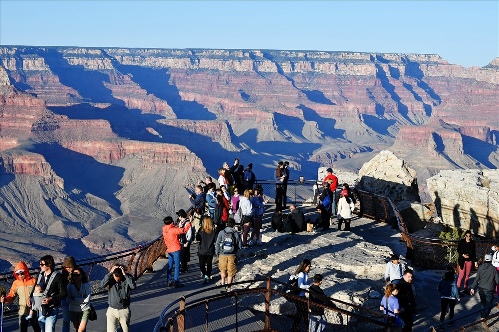Đông đảo du khách đến với Grand Canyon.
