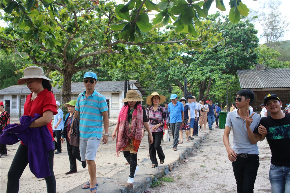 Dọc những lối đi hôm nay, bóng bàng vẫn rợp mát.
