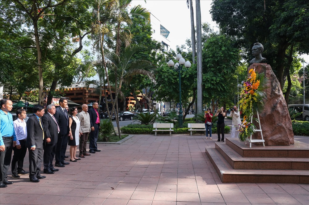 Đoàn đại biểu cấp cao Trung tâm những người lao động Cuba cùng đồng chí Bùi Văn Cường, Ủy viên TƯ Đảng, Chủ tịch Tổng LĐLĐVN, Phó Chủ tịch Liên hiệp CĐ Thế giới đặt vòng hoa tưởng niệm tại Tượng đài José Martí. Ảnh: Sơn Tùng. 