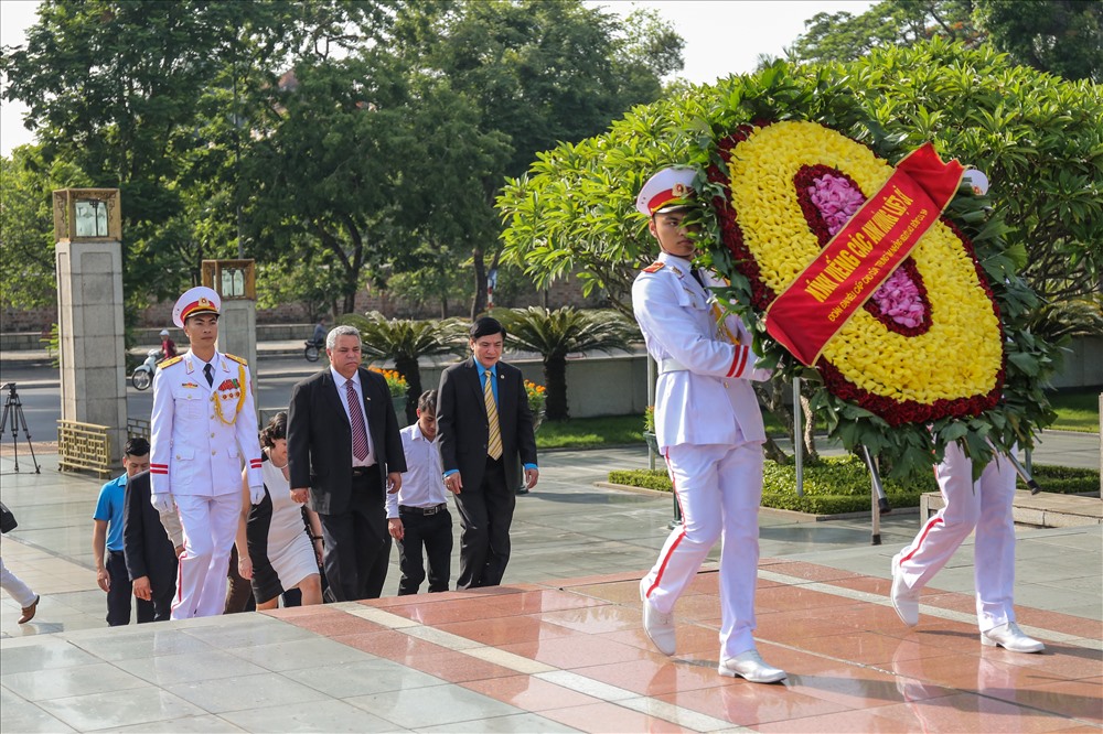 Đoàn đại biểu cấp cao Trung tâm những người lao động Cuba cùng đồng chí Bùi Văn Cường, Ủy viên TƯ Đảng, Chủ tịch Tổng LĐLĐVN, Phó Chủ tịch Liên hiệp CĐ Thế giới đặt vòng hoa trước Đài tưởng niệm Liệt sỹ Bắc Sơn. Ảnh: Sơn Tùng. 