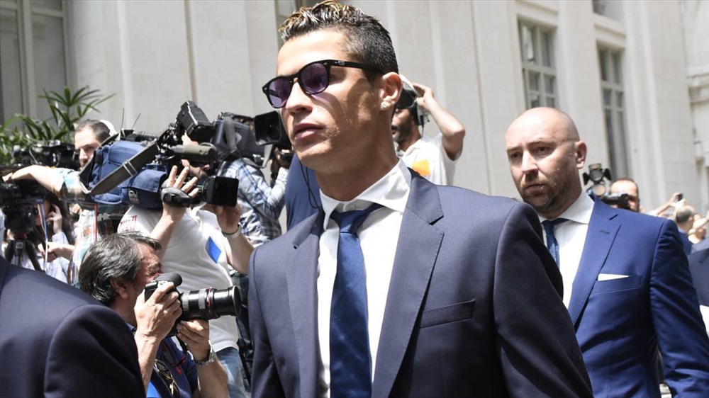 Ronaldo phải hầu tòa vì trốn thuế và đã chấp nhận đóng 18,8 triệu euro tiền phạt để tránh ngồi tù. Ảnh: AS.