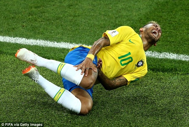 Những pha ăn vạ của Neymar đang nhận phải nhiều sự chỉ trích. Ảnh: Getty Images.