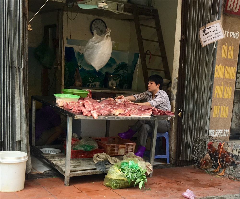 Một sạp thịt lợn trong ngõ chợ Yên Hòa (Cầu Giấy, Hà Nội) 
