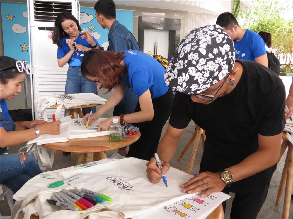 Em Trần Văn Trọng tham gia vẽ trang trí túi, gây quỹ hỗ trợ những bạn nhỏ có hoàn cảnh giống mình