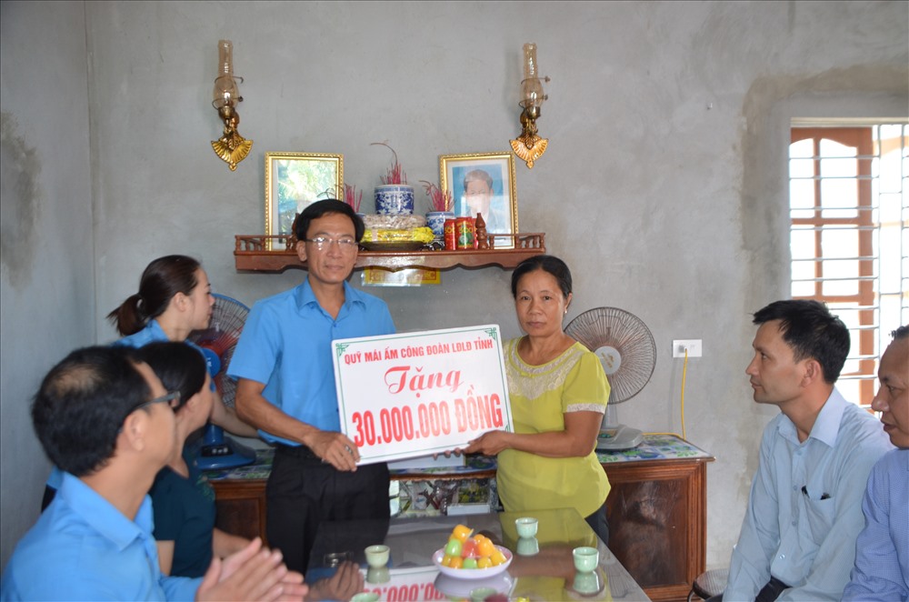 Lãnh đạo LĐLĐ tỉnh trao kinh phí hỗ trợ xây nhà mái ấm công đoàn cho chị Nguyễn Thị Thắm.