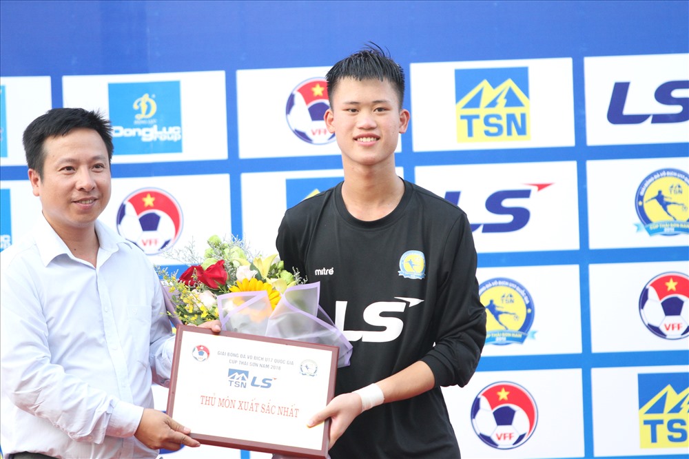 Danh hiệu Thủ môn xuất sắc nhất thuộc về thủ môn Nguyễn Văn Chức  của U17 Viettel.