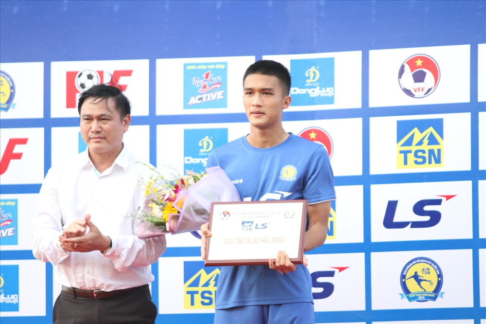 Cầu thủ Võ Nguyên Hoàng của PVF giành cú đúp danh hiệu cá nhân khi là Cầu thủ xuất sắc nhất và đồng Vua phá lưới.