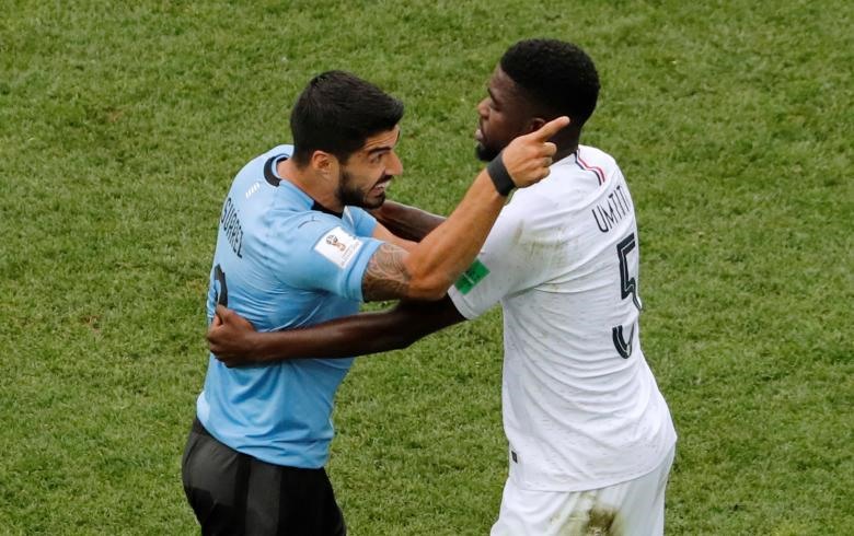 Suarez lao vào đòi nói chuyện phải quấy với đàn em. Ảnh: Reuters