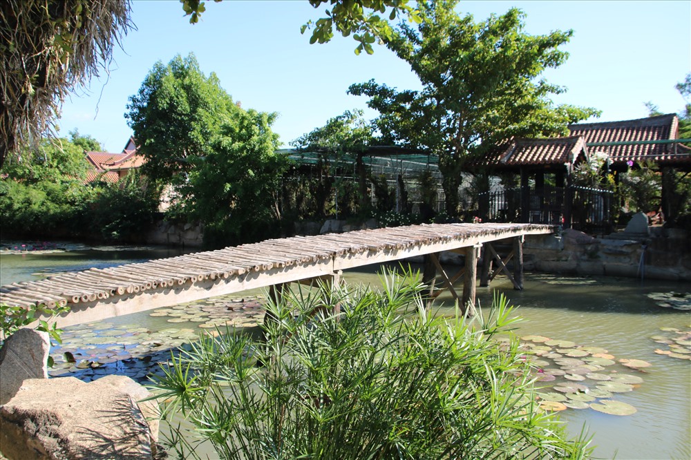 Bắt ngang là những cây cầu thơ mộng. Ảnh: Đ.Phùng