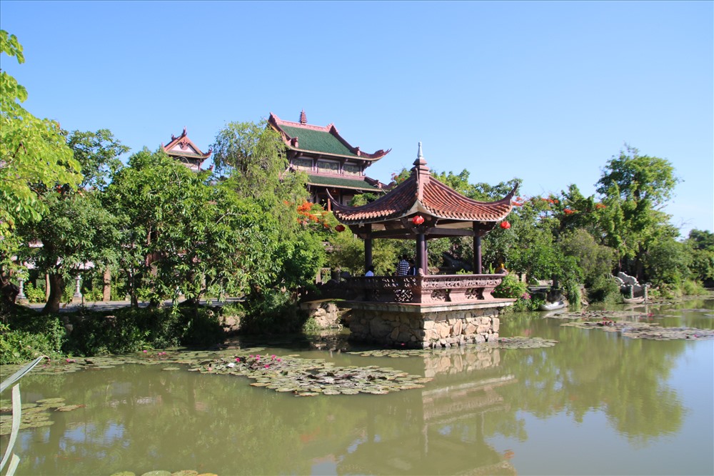 Hồ nước trước chánh điện. Ảnh: Đ.Phùng