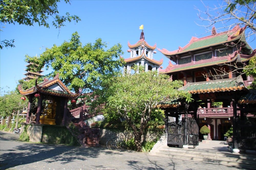 Cổng vào chánh điện. Ảnh: Đ.Phùng