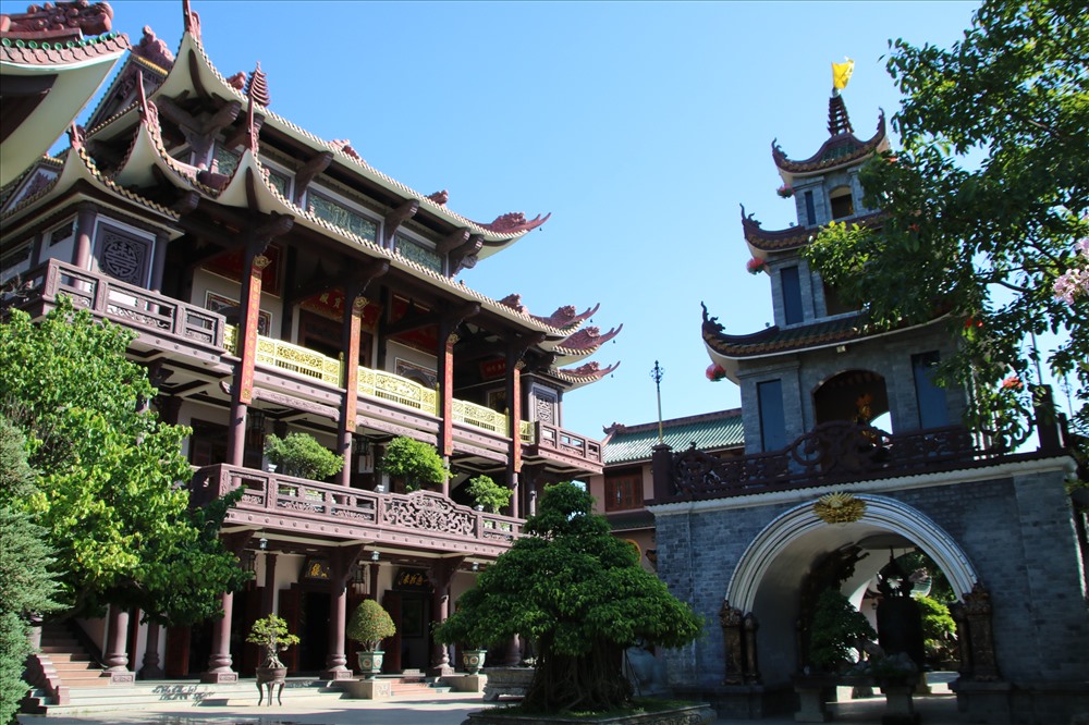 Chánh điện và gác chuông. Ảnh: Đ.Phùng