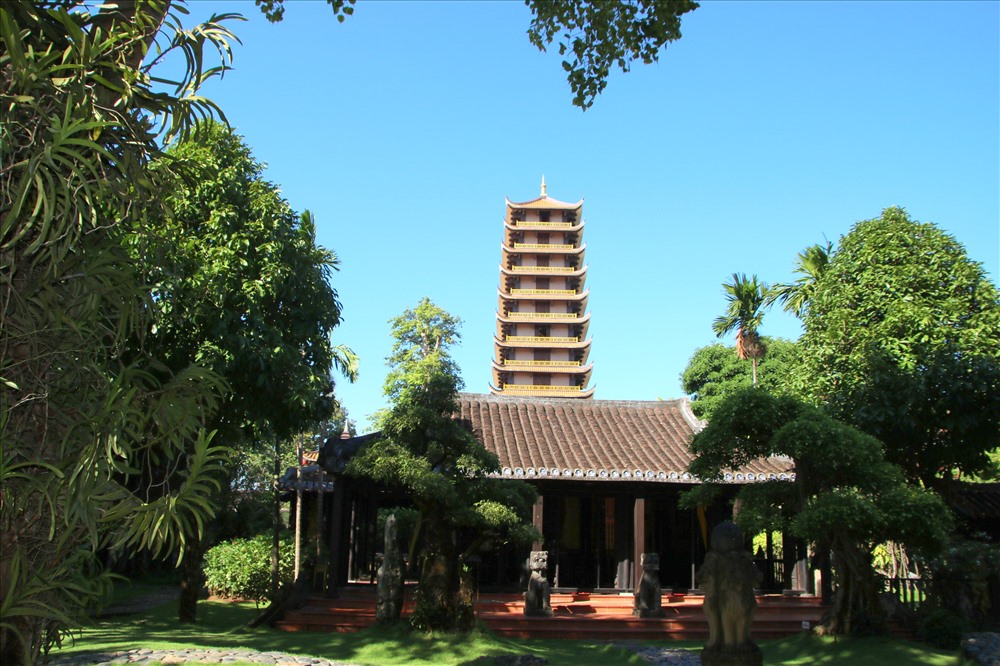Bảo tháp nhìn từ khu nhà cổ. Ảnh: Đ.Phùng